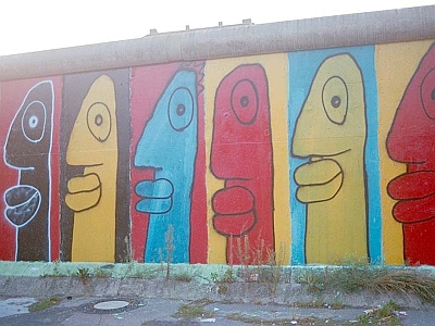 Image licens: Kilometer Kunst Bethaniendamm, Berlin Kreuzberg, 1986. Målning Thierry Noir. Photographer :NetAction. CCBYSA 4.0 https://commons.wikimedia.org/w/index.php?title=File:Thierry-Noir-Bethaniendamm04.jpg