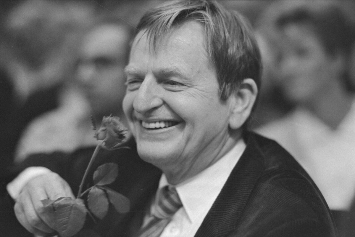 Olof Palme med en ros, 1985. CC 01 Public Wikimedia. .